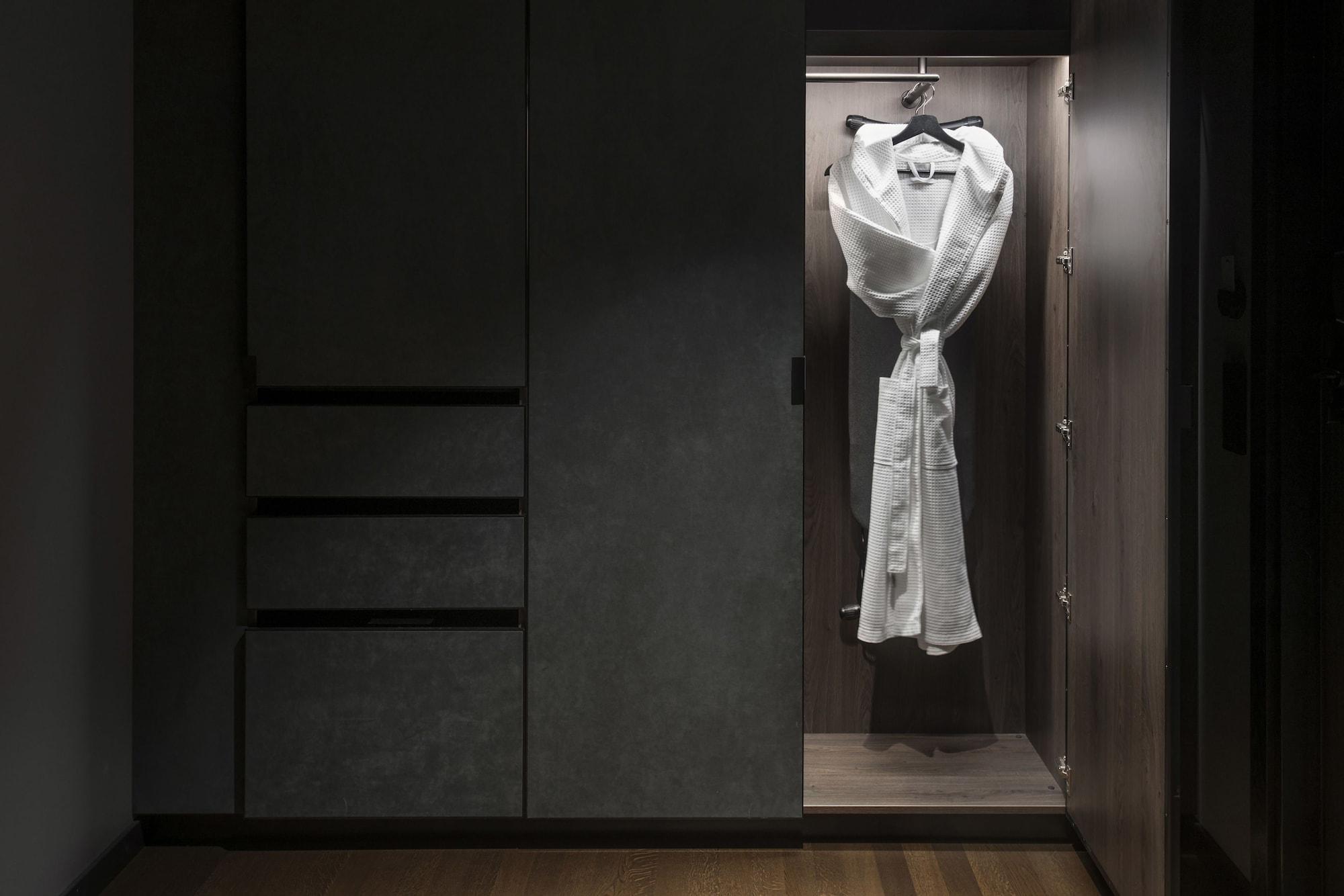 فندق آت سيكس ستوكهولم المظهر الخارجي الصورة A bathrobe