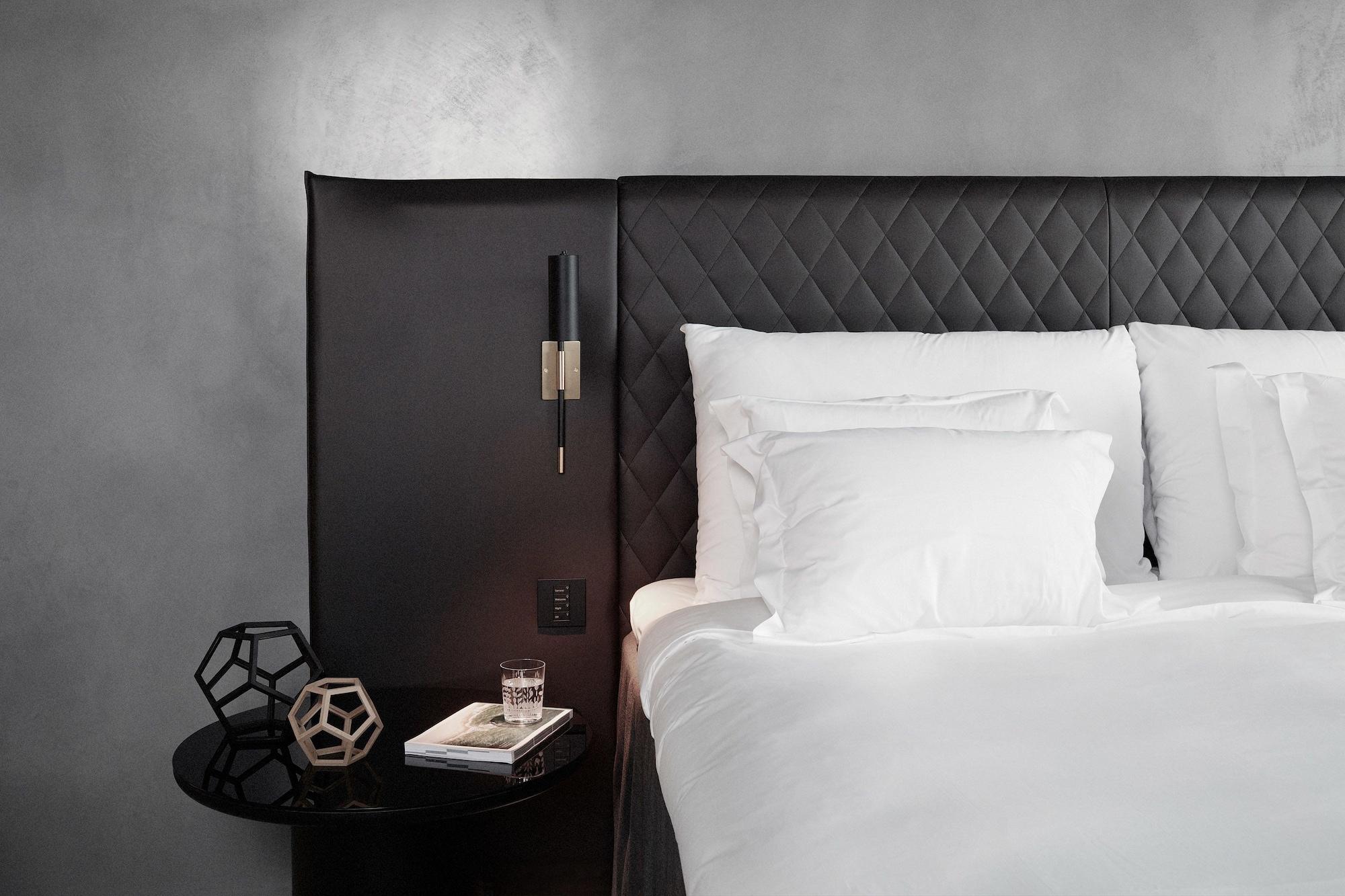 فندق آت سيكس ستوكهولم المظهر الخارجي الصورة A bed at the hotel