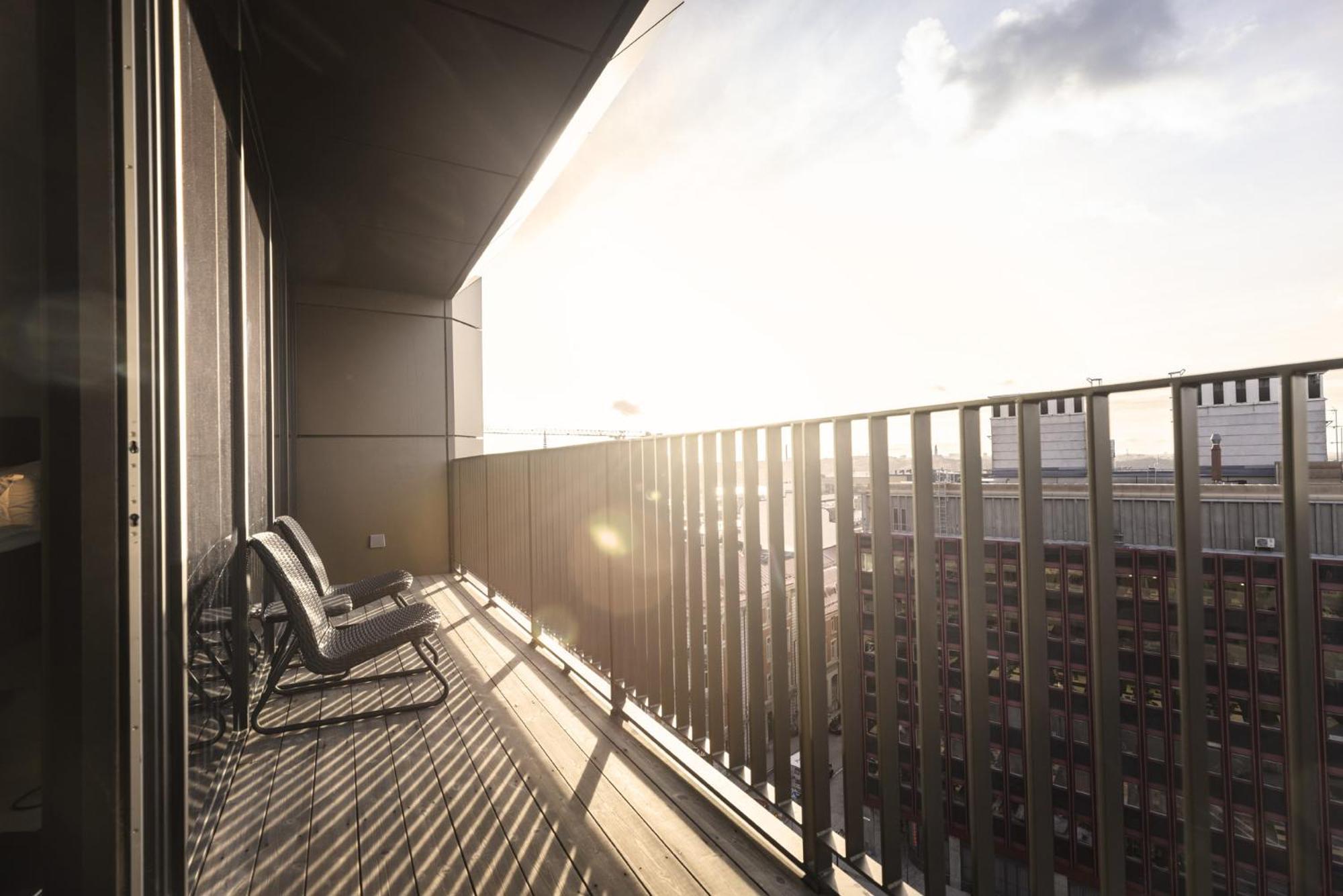 فندق آت سيكس ستوكهولم المظهر الخارجي الصورة The balcony of a typical apartment